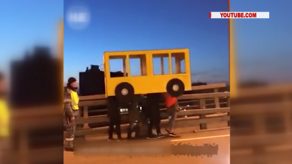 Patru rusi au gasit o metoda originala ca sa traverseze un pod interzis pietonilor din orasul Vladivostok. S-au deghizat intr-un autobuz, purtand un fel de carcasa construita chiar de ei - VIDEO Patru rusi au gasit o metoda originala ca sa traverseze un pod interzis pietonilor din orasul Vladivostok. S-au deghizat intr-un autobuz, purtand un fel de carcasa construita chiar de ei - VIDEO