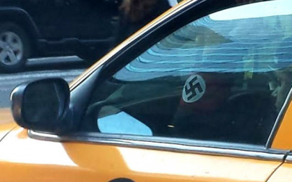 Banderola nazista l-a facut sa isi piarda licenta. Povestea taximetristului din New York care a revoltat locuitorii orasului Banderola nazista l-a facut sa isi piarda licenta. Povestea taximetristului din New York care a revoltat locuitorii orasului