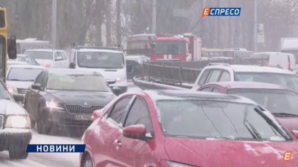 Trafic dat peste cap la Kiev. Primii fulgi au creat probleme mari soferilor care nu si-au echipat masinile corespunzator. S-au produs in jur de 300 de accidente - VIDEO Trafic dat peste cap la Kiev. Primii fulgi au creat probleme mari soferilor care nu si-au echipat masinile corespunzator. S-au produs in jur de 300 de accidente - VIDEO