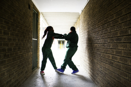 O fata de 13 ani a fost batuta de alte doua adolescente. A fost deschis un dosar penal O fata de 13 ani a fost batuta de alte doua adolescente. A fost deschis un dosar penal