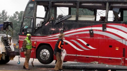 Un autocar s-a rasturnat pe o sosea din statul american Mississipi. 2 oameni au murit iar 44 au fost raniti - VIDEO Un autocar s-a rasturnat pe o sosea din statul american Mississipi. 2 oameni au murit iar 44 au fost raniti - VIDEO