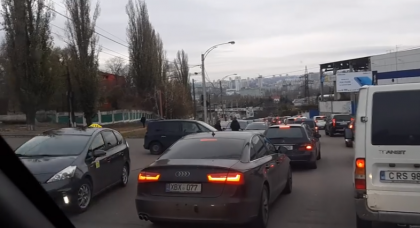 Ambuteiaj infernal pe o strada din sectorul Ciocana, din cauza unui accident. Cum se circula in capitala - GALERIE FOTO Ambuteiaj infernal pe o strada din sectorul Ciocana, din cauza unui accident. Cum se circula in capitala - GALERIE FOTO