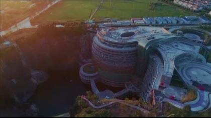 Cum arata hotelul de lux construit intr-o cariera adanca de aproape 100 de metri - GALERIE FOTO Cum arata hotelul de lux construit intr-o cariera adanca de aproape 100 de metri - GALERIE FOTO