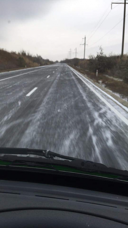 Tablou de iarna, la sfarsit de toamna. Fulgi marunti s-au asternut pe mai multe drumuri din Causeni. In weekend, vom avea temperaturi de pana la minus 7 grade - GALERIE FOTO