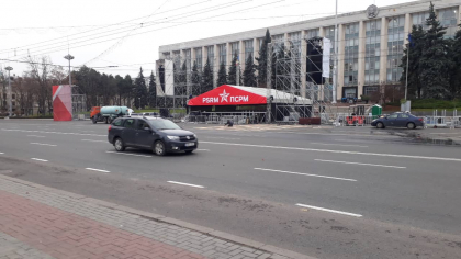 Socialistii urmeaza sa organizeze duminica o manifestatie in centrul capitalei. Scena cu sigla PSRM a fost deja instalata in PMAN - GALERIE FOTO/VIDEO
