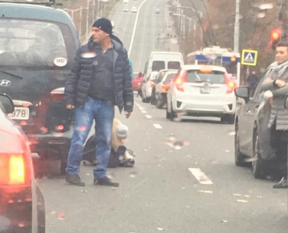 O femeie a fost transportata de urgenta la spital, dupa ce a fost lovita de o masina, in timp ce traversa neregulamentar o strada din capitala - GALERIE FOTO O femeie a fost transportata de urgenta la spital, dupa ce a fost lovita de o masina, in timp ce traversa neregulamentar o strada din capitala - GALERIE FOTO