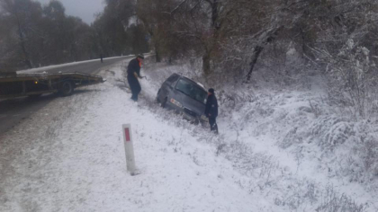 Un Hyundai in care se aflau cinci persoane, patru elevi si un antrenor de lupte libere, a ajuns intr-un sant de pe soseaua Hancesti - Chisinau - FOTO Un Hyundai in care se aflau cinci persoane, patru elevi si un antrenor de lupte libere, a ajuns intr-un sant de pe soseaua Hancesti - Chisinau - FOTO