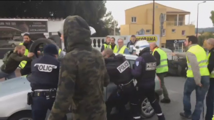 300.000 de francezi au protestat impotriva scumpirii carburantilor. Ciocniri cu sute de raniti 300.000 de francezi au protestat impotriva scumpirii carburantilor. Ciocniri cu sute de raniti