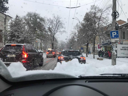 Capitala - sub zapada. Pe mai multe strazi s-au format ambuteiaje. Politia: sunt integistrate trei accidente. Strazile pe care trebuie sa le eviti - GALERIE FOTO