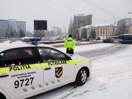 INP, catre soferi: "Pe intreg teritoriul tarii ninge viscolit. Trasee blocate nu sunt, insa transportul circula cu greutate." Recomandarile oamenilor legii pentru conducatorii auto - FOTO INP, catre soferi: "Pe intreg teritoriul tarii ninge viscolit. Trasee blocate nu sunt, insa transportul circula cu greutate." Recomandarile oamenilor legii pentru conducatorii auto - FOTO