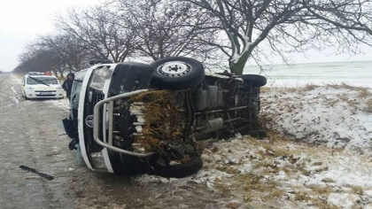 Un microbuz de ruta, plin cu pasageri, a derapat de pe sosea, a intrat intr-un copac si s-a rasturnat, langa Sarata-Galbena. Patru persoane, transportate la spital - GALERIE FOTO