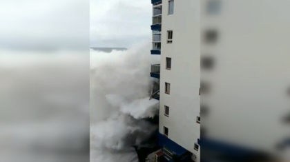 Momentul in care valuri de 10 metri lovesc o cladire din Tenerife -  VIDEO