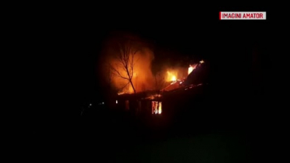 Au ramas fara casa chiar in prag de iarna. Pompierii nu au mai putut salva nimic Au ramas fara casa chiar in prag de iarna. Pompierii nu au mai putut salva nimic