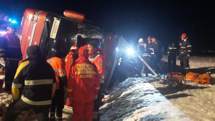 O moldoveanca s-a stins, una e in stare grava, iar alte cinci persoane au ajuns la spital cu diferite rani, dupa ce autobuzul cu care se intorceau acasa din Italia s-a rasturnat pe o sosea din Romania - VIDEO O moldoveanca s-a stins, una e in stare grava, iar alte cinci persoane au ajuns la spital cu diferite rani, dupa ce autobuzul cu care se intorceau acasa din Italia s-a rasturnat pe o sosea din Romania - VIDEO
