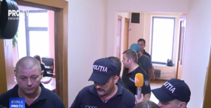 Tanarul de 20 de ani, suspectat de dublu omor intr-un apartament de la Botanica, va comparea in fata judecatorilor. Procurorii cer detentie pe viata Tanarul de 20 de ani, suspectat de dublu omor intr-un apartament de la Botanica, va comparea in fata judecatorilor. Procurorii cer detentie pe viata
