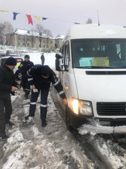 Ce amenzi risca soferii care nu si-au echipat vehiculele cu pneuri de iarna. 5 microbuze, scoase de pe rutele pe care circulau - FOTO Ce amenzi risca soferii care nu si-au echipat vehiculele cu pneuri de iarna. 5 microbuze, scoase de pe rutele pe care circulau - FOTO