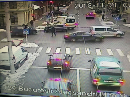 Doua masini s-au ciocnit la intersectia strazilor Bucuresti cu Vasile Alecsandri. In zona s-a format un ambuteiaj infernal - GALERIE FOTO