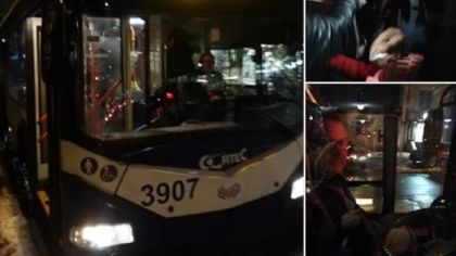 Un sofer si un taxator de troleibuz ar fi amenintat o pasagera care i-a rugat sa ajute un tanar imobilizat intr-un scaun cu rotile sa urce in vehicul: "Nu putem, tu vrei sa ajungi la reanimare?". RTEC: "Vor fi instruiti" - FOTO