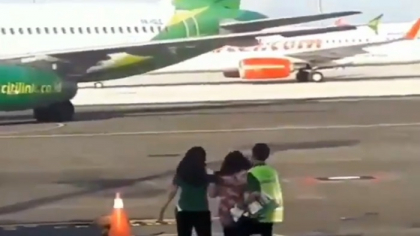 Cum a incercat o pasagera sa ajunga in avion dupa ce a ratat imbarcarea - VIDEO Cum a incercat o pasagera sa ajunga in avion dupa ce a ratat imbarcarea - VIDEO