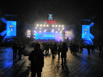 Sarbatoare mare la Nisporeni, unde este marcat hramul localitatii, iar democratii organizeaza un concert. Delia, Ricchi E Poveri, Ottawan - urmeaza sa cante pe scena de acolo - FOTO/VIDEO Sarbatoare mare la Nisporeni, unde este marcat hramul localitatii, iar democratii organizeaza un concert. Delia, Ricchi E Poveri, Ottawan - urmeaza sa cante pe scena de acolo - FOTO/VIDEO