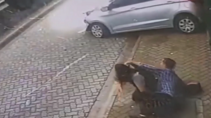 Un barbat a reusit in ultimul moment sa-si traga iubita din fata unei masini scapate de sub control, care circula cu viteza excesiva - VIDEO
