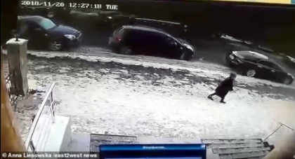 Momentul in care o femeie este strivita de o bucata de gheata, in Kazahstan. Imagini socante - VIDEO Momentul in care o femeie este strivita de o bucata de gheata, in Kazahstan. Imagini socante - VIDEO