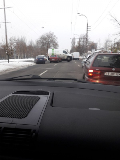 Doua masini s-au lovit pe o strada din sectorul Ciocana al capitalei. Politia se afla acolo