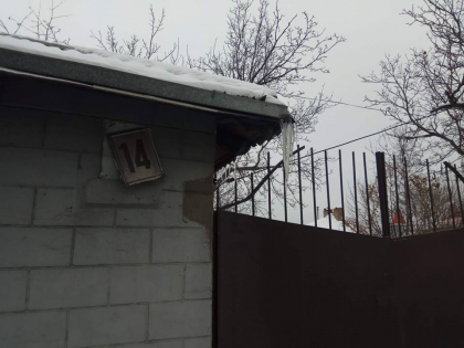 Odata cu valul de frig, sute de turturi s-au format la stresinile caselor. Gheata risca sa raneasca trecatorii