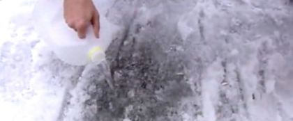 Scapa rapid de stratul de gheata din fata casei. Ai nevoie de doar 3 ingrediente banale, iar problema ta e rezolvata