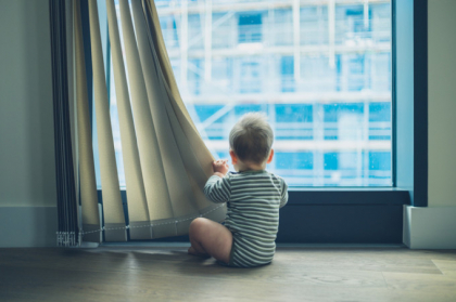 Un copil de 2 ani a murit, dupa ce a cazut de la etaj. Ce facea mama lui in acel moment Un copil de 2 ani a murit, dupa ce a cazut de la etaj. Ce facea mama lui in acel moment