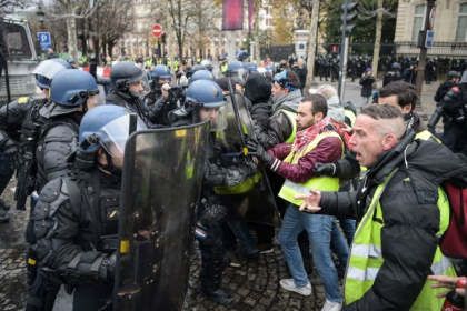 Protestatarii "vestele galbene" au deturnat un miting in Paris. Violente in Franta - VIDEO Protestatarii "vestele galbene" au deturnat un miting in Paris. Violente in Franta - VIDEO