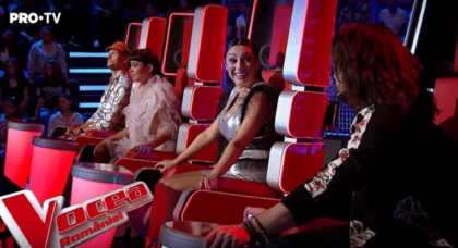 Moment fantastic la Vocea Romaniei. Concurentul moldovean care a trecut de la muzica clasica la rock si merge mai departe in lupta pentru trofeu: a ridicat toata sala in picioare - VIDEO