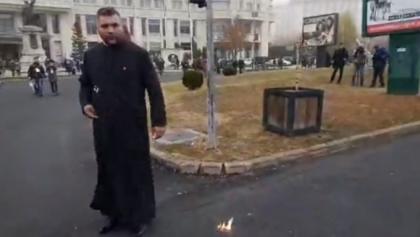 Momentul in care un preot roman isi da foc in fata Catedralei Neamului - VIDEO