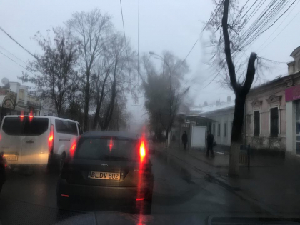 Soferii care pornesc la drum trebuie sa stie asta. Ceata densa, carosabil umed si vizibilitate redusa pe mai multe sosele din tara. Cum se circula pe strazile din capitala - FOTO Soferii care pornesc la drum trebuie sa stie asta. Ceata densa, carosabil umed si vizibilitate redusa pe mai multe sosele din tara. Cum se circula pe strazile din capitala - FOTO