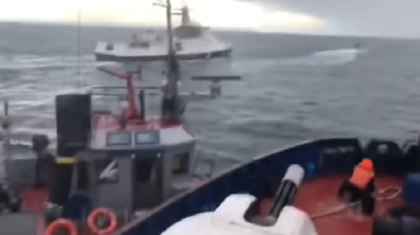 Momentul in care o nava ruseasca loveste un remorcher ucrainean - VIDEO
