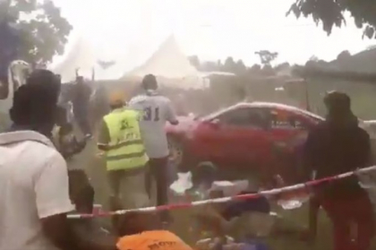Momentul socant in care o masina intra violent in multime in timpul unei curse de raliu - VIDEO