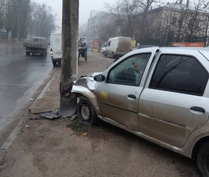 O femeie a fost transportata la spital, dupa ce taxiul in care se afla a ajuns intr-un pilon, pe o strada din capitala - GALERIE FOTO