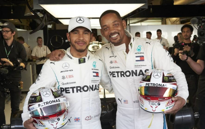 Iubitorii curselor de Formula 1 au avut parte de un sfarsit al sezonului de-a dreptul memorabil. Actorul american Will Smith s-a dat in spectacol Iubitorii curselor de Formula 1 au avut parte de un sfarsit al sezonului de-a dreptul memorabil. Actorul american Will Smith s-a dat in spectacol