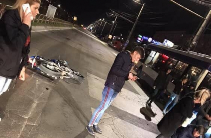 Un tanar a fost lovit de o motocicleta chiar pe trecerea de pietoni - FOTO Un tanar a fost lovit de o motocicleta chiar pe trecerea de pietoni - FOTO