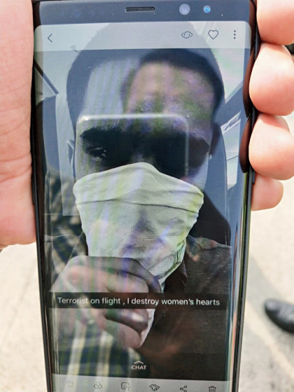 Debarcat si interogat timp de mai multe ore. Selfie-ul facut in avion de un tanar Debarcat si interogat timp de mai multe ore. Selfie-ul facut in avion de un tanar