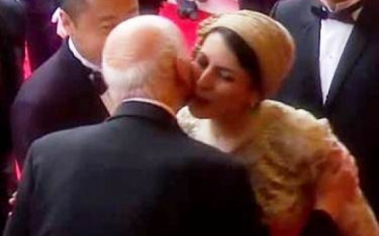 Sarutul de la Cannes care a declansat un scandal urias in Iran. "Este o jignire la adresa femeilor din tara" Sarutul de la Cannes care a declansat un scandal urias in Iran. "Este o jignire la adresa femeilor din tara"