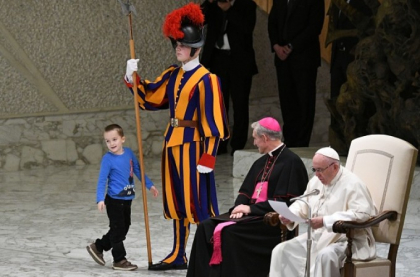 Un copil si-a facut aparitia pe scena in timpul unui discurs sustinut de Papa Francisc. Reactia Suveranului Pontif - VIDEO Un copil si-a facut aparitia pe scena in timpul unui discurs sustinut de Papa Francisc. Reactia Suveranului Pontif - VIDEO