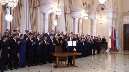 Legea privind constructia autostradei Targu Mures-Iasi-Ungheni, promulgata in ceremonie publica de Klaus Iohannis: E trist ca a fost nevoie de o lege. Guvernantii au obligatia de a face unirea reala" - VIDEO