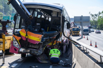 Carnagiu pe sosea: 5 morti si 32 de raniti. Un autocar s-a ciocnit cu un taxi, pe o sosea din China - FOTO