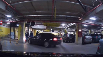 Imagini socante in parcarea unui mall din Bucuresti. Un sofer a intrat intr-un grup de persoane - VIDEO Imagini socante in parcarea unui mall din Bucuresti. Un sofer a intrat intr-un grup de persoane - VIDEO