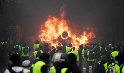 Ciocniri la Paris intre miscarea "vestelor galbene" si politie. 24 de persoane arestate Ciocniri la Paris intre miscarea "vestelor galbene" si politie. 24 de persoane arestate