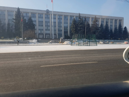 Sarbatorile vin! Muncitorii au inceput sa instaleze principalul pom de Craciun din PMAN - FOTO Sarbatorile vin! Muncitorii au inceput sa instaleze principalul pom de Craciun din PMAN - FOTO