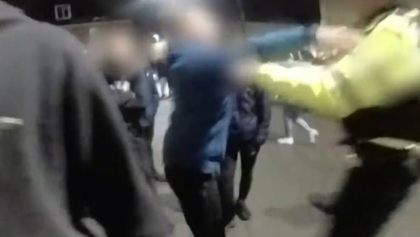 Imagini socante filmate in Anglia. 100 de copii au atacat un grup de politisti - VIDEO