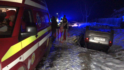 Un automobil cu numere moldovenesti, rasturnat la Iasi. O persoana, transportata cu SMURD-ul - GALERIE FOTO