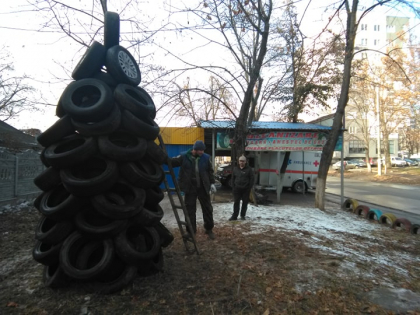 Un brad inedit, instalat in fata unui service auto din capitala. Cum arata "pomul" care are 4 metri inaltime si este creat din anvelope - GALERIE FOTO